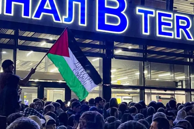 مقتحمو المطار يلوحون بعلم فلسطين