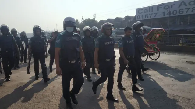 রাস্তায় এমন দল বেঁধে টহল দিচ্ছে পুলিশ