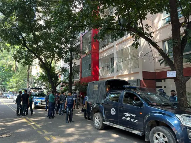 আমীর খসরু মাহমুদ চৌধুরীর বাসার সামনে পুলিশ