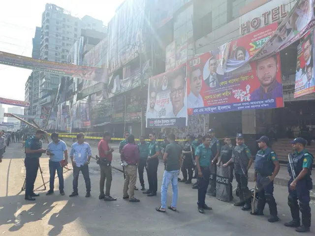 বিএনপির কেন্দ্রীয় কার্যালয়ের সামনে পুলিশের অবস্থান