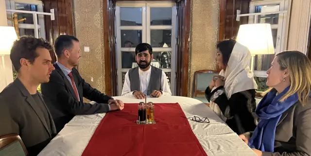عکس آرشیو: آقای نیکلسون با مطیع الله ویسا در ماه مارچ سال روان میلادی