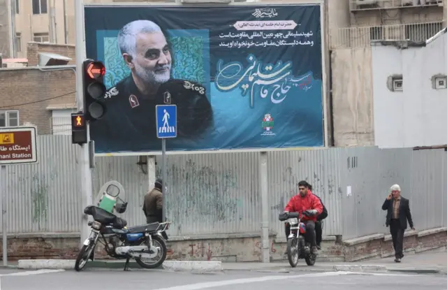 صورة أرشيفية لملصق يحمل صورة سليماني في شارع بطهران