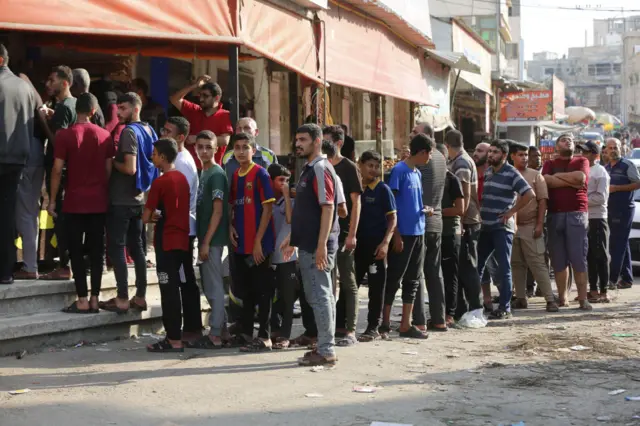 طوابير انتظار الحصول على خبز في غزة