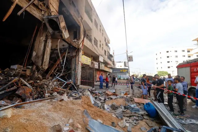 Gazze'de bombalanan bir bina