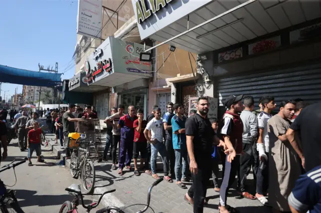 طوابير انتظار الحصول على خبز في غزة