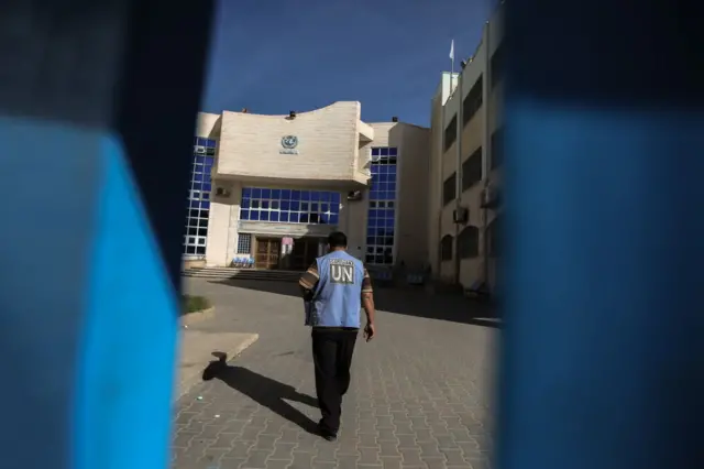 حرب غزة: الأونروا فقدت 64 من موظفيها منذ السابع من أكتوبر تشرين الأول وتتحدث عن السقوط في "حفرة جحيم"