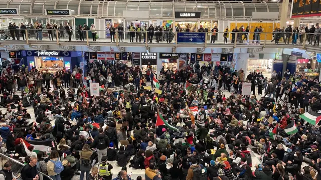 متظاهرون في محطة ليفربول