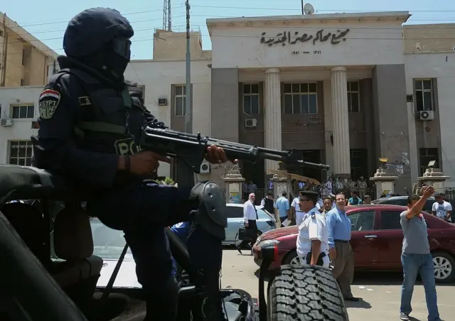الشرطة قبالة المحكمة