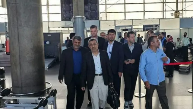 عکسی که تلگرام دولت بهار از آقای احمدینژاد در فرودگاه منتشر کرده است