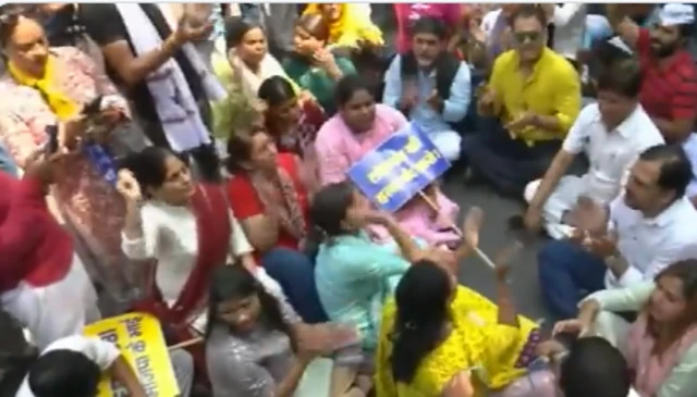 आम आदमी पार्टी के कार्यकर्ताओं ने संजय सिंह की गिरफ़्तारी के ख़िलाफ आज विरोध प्रदर्शन किया