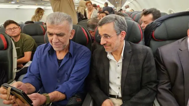 محمود احمدی‌نژاد در هواپیما به مقصد استانبول