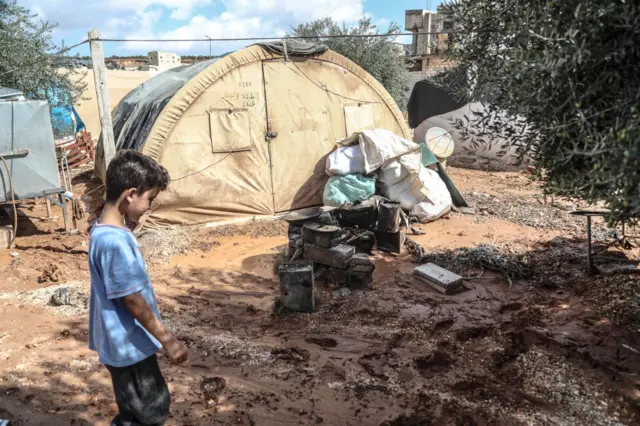 طفل قرب خيمة