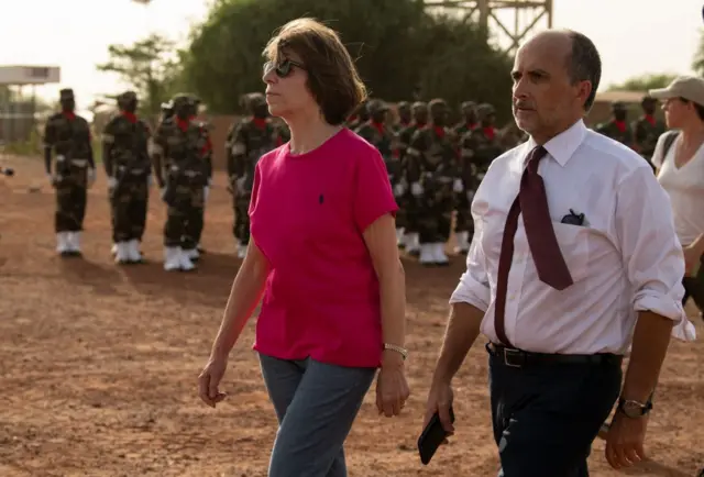 السفير الفرنسي في زيارة لقاعدة عسكرية في النيجر قبل رحيله - من الأرشيف