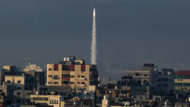 إطلاق صاروخ من ساحل قطاع غزة باتجاه إسرائيل من قبل مقاتلي كتائب عز الدين القسام، الجناح العسكري لحركة حماس، في مدينة غزة، 07 أكتوبر/تشرين الأول 2023