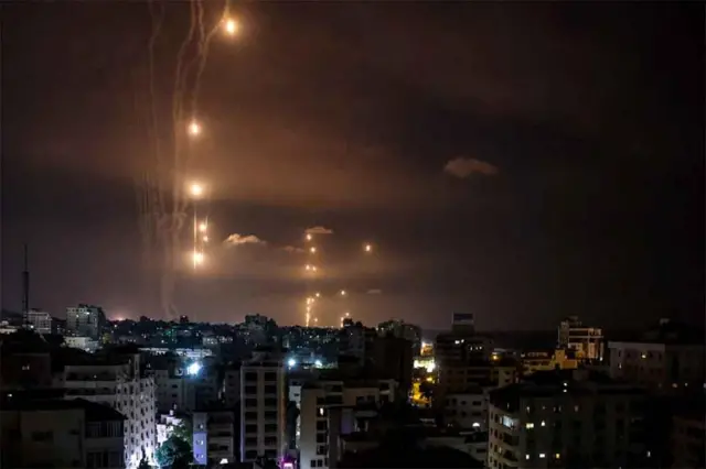 Nidaamka difaaca Israel ee Iron Dom ayaa caawa qabtay gantaallo lagasoo ganay dhanka Qaza