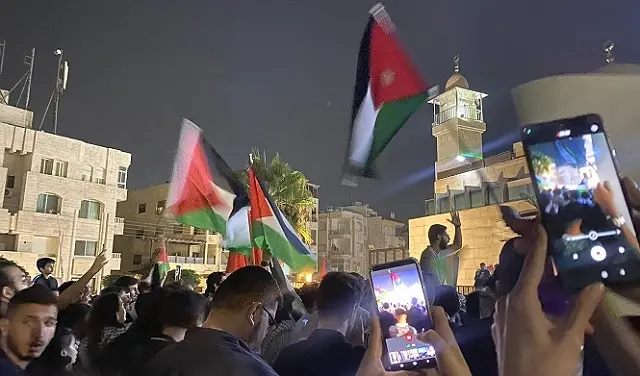 مظاهرة في محيط السفارة الإسرائيلية في العاصمة الأردنية عمّان دعماً لموقف حماس