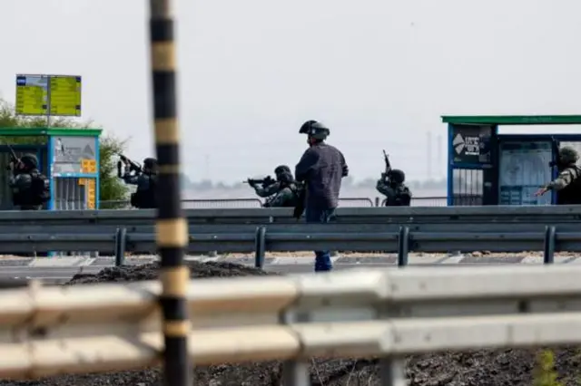 Israeli soldiers have been looking for Palestinian militants near Ashkelon today