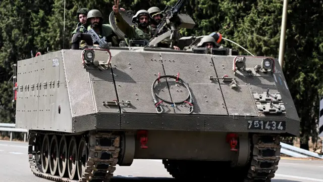 Танк с солдатами на границе с Ливаном