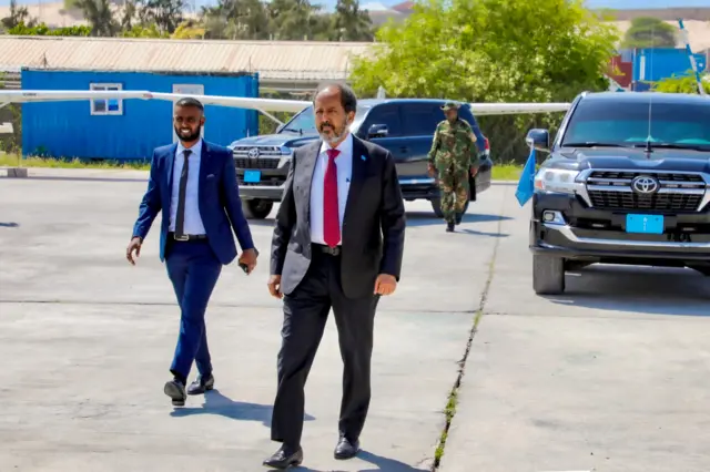 Madaxweyne Xasan Sheekh oo u dhoofay Ereteriya