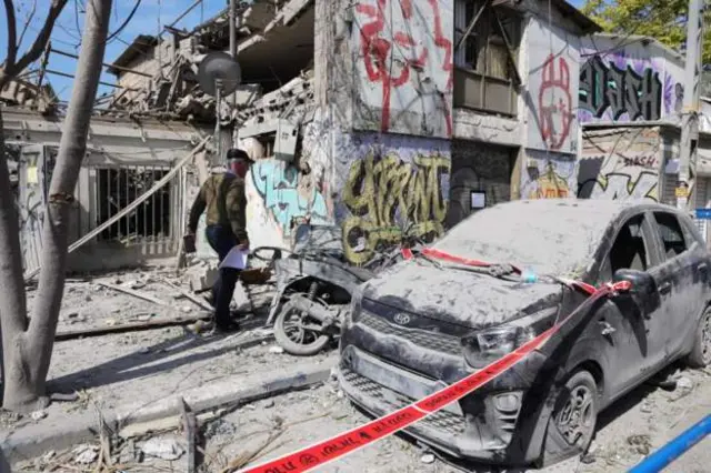 Dhisme Telaviv ku yaal oo ku burburay duqeymaha falastiiniyiintu geysteen