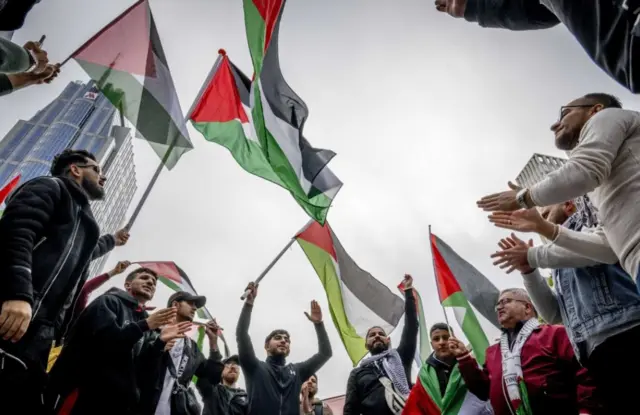 متظاهرون يتجمعون دعماً للفلسطينيين في روتردام، هولندا
