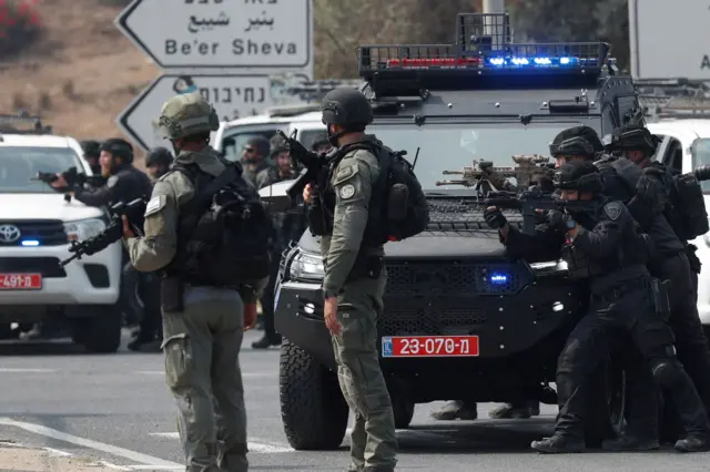 حرب غزة: الجيش الإسرائيلي يعلن تعبئة 300 ألف جندي احتياط خلال 48 ساعة وترتيبات لنقل من لا يزال من هؤلاء في الخارج  قررت إسرائيل ترتيب رحلات جوية خاصة لمساعدة أي جندي احتياط موجود في الخارج على العودة في ضوء الأحداث الجارية بينها وحركة المقاومة الفلسطينية "حماس".  ووفق تصريحات إيلي كوهين وزير الخارجية الإسرائيلية، فإن هناك "طلبات كثيرة" من الإسرائيليين في جميع أنحاء العالم للعودة في أقرب وقت ممكن "للتطوع وتقديم المساعدة".  يأتي ذلك، بعد توقيع وزير الدفاع الإسرائيلي يوآف غالانت في وقت سابق قرار استدعاء جنود الاحتياط للخدمة.  وتعد تأدية شيئا من الخدمة العسكرية إلزاميا لمعظم الإسرائيليين، حتى لو كانوا يحملون جنسية أخرى. ويقول الجيش الإسرائيلي بحلول اليوم الثالث من التصعيد إنه قام بتعبأة 300 ألف من جنود الاحتياط منذ السبت، وذلك في إطار رده على عملية "طوفان الأقصى" وهي أعلى تعبئة يقوم بها على الإطلاق بعد انتقادات بأنه لم يكن أعظم استعداداً وإعداداً وأفضل تعبئة منذ البداية .  في الوقت نفسه، لاتزال العديد من دول العالم تعمل على إجلاء رعاياها من إسرائيل والأراضي الفلسطينية بعد الهجوم الذي بدأته حركة حماس، السبت.