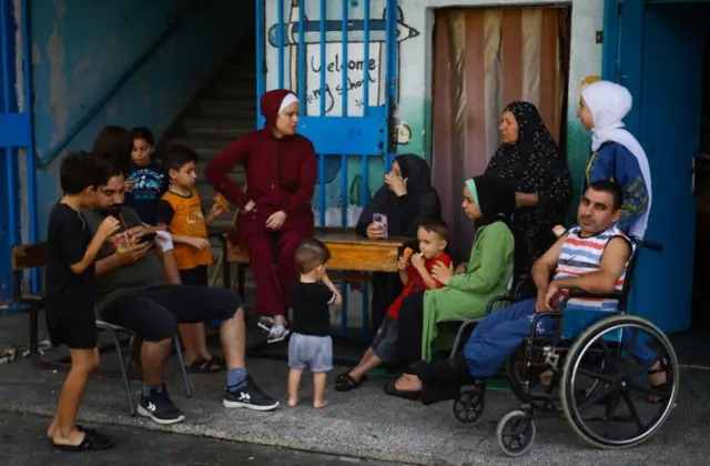 فلسطينيون يحتمون بمدارس الأونروا في غزة