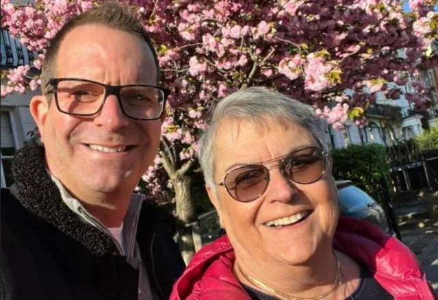 নোয়াম ও তার মা।