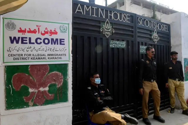 پلیس پاکستان در دروازه ورودی یکی از مراکز نگهداری «مهاجران غیرقانونی». دولت پاکستان این مرکز را برای نگهداری موقت و اخراج مهاجران و پناهجویان افغان ساخته است