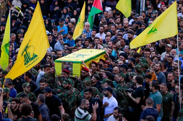 مقاتلو حزب الله يحملون نعش زميلهم قاسم إبراهيم أبو طعام، الذي قُتل في جنوب لبنان بنيران إسرائيلية