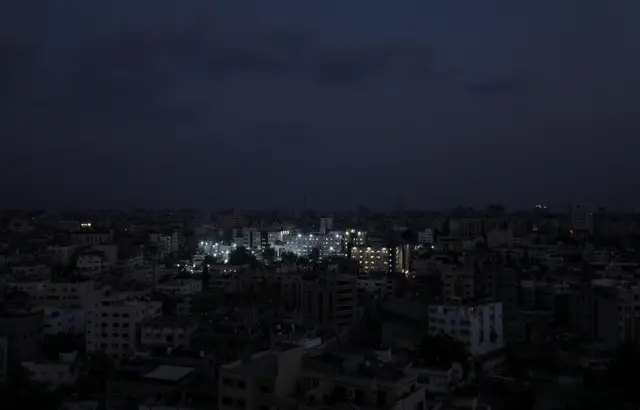 مستشفى الشفاء في مدينة غزة يظهر في وسط الظلام الذي يخيم على المدينة