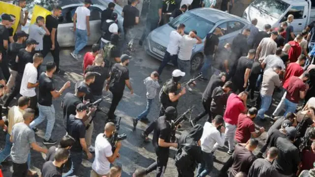 در تصاویری که از تشییع جنازه منتشر شده، برخی از فلسطینیان مسلح هستند