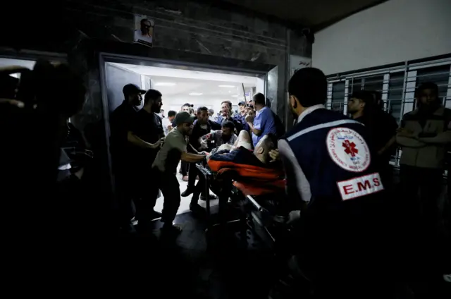 مسعفون في مستشفى الشفاء