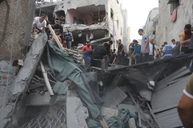 نجات کسانی که زیر آوار مانده‌اند