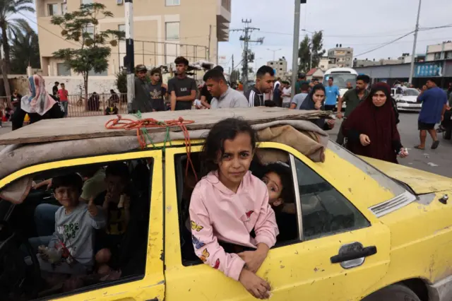 آوارگانی که از شهر غزه به خان یونس پناه برده‌اند