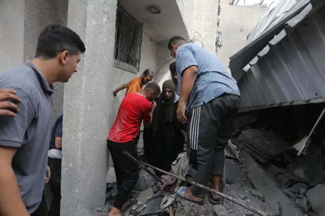 نجات غیرنظامیان از زیر آوار در شهر رفح