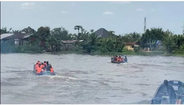 Foto of boat wey carry election officials for Bayelsa state