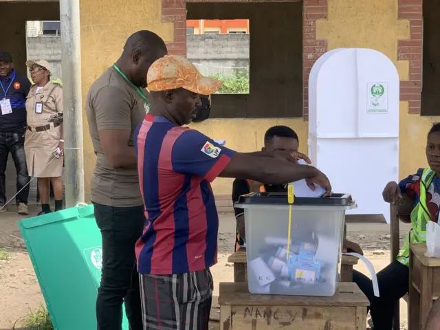 Voter dey cast im vote