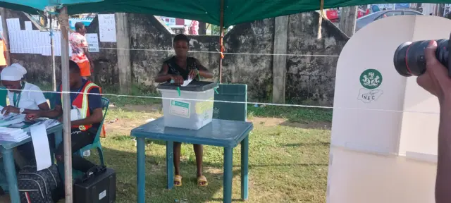 Woman dey cast her vote for Bayelsa