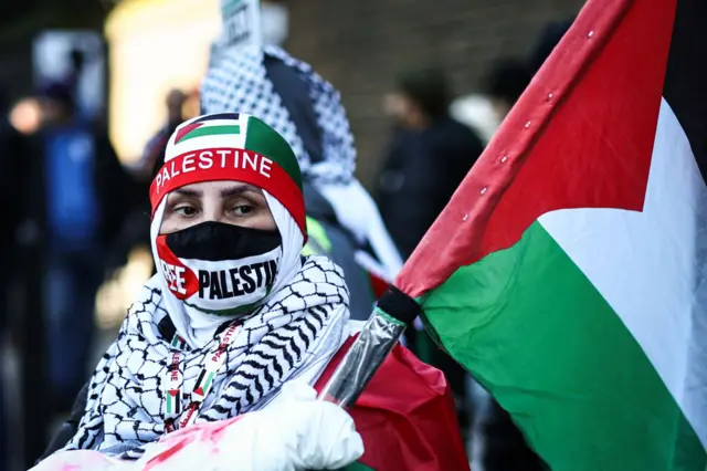بسیاری از هواداران فلسطین در این تظاهرات شرکت کرده‌اند