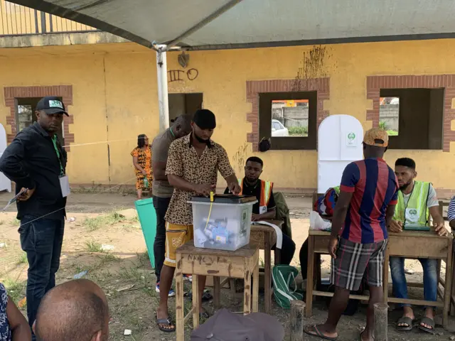 Voter dey cast im vote