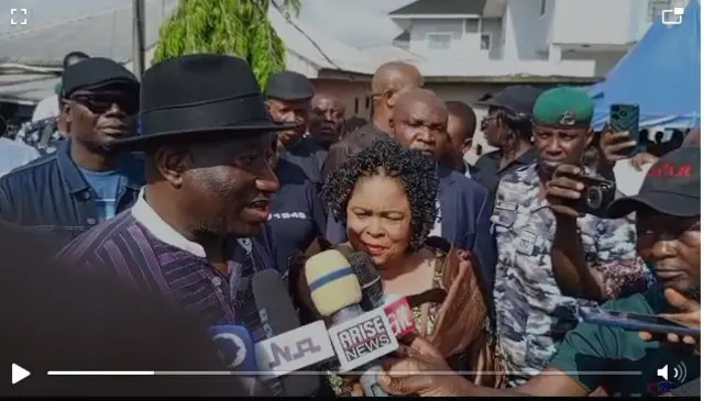 Aworan aarẹ tẹlẹ Goodluck Jonathan lẹyin to dibo tan ni Otuoke,ipinlẹ Bayelsa