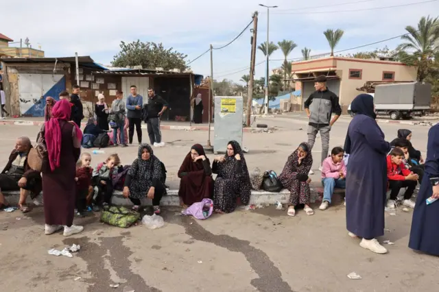 آوارگانی که از شهر غزه به خان یونس پناه برده‌اند
