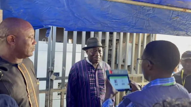 Goodluck Jonathan don cast im vote for Bayelsa state