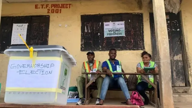 Inec officials siddon