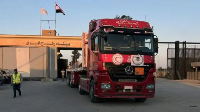 یک کامیون هلال احمر که در پایان هفته گذشته از گذرگاه رفح عبور کرد