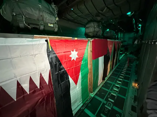 إنزال مساعدات طبية عاجلة للمستشفى الميداني الأردني في غزة.