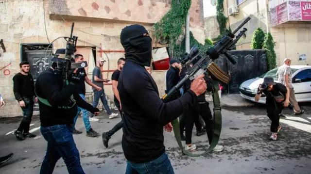 Ilaa 240 qof ayaa Xamaas gacanta ku haysaa
