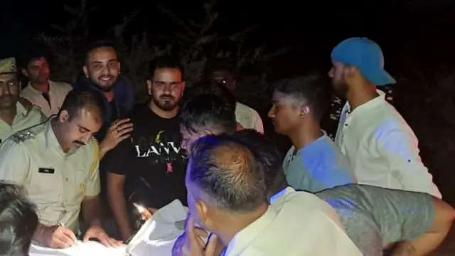 राजस्थान में पुलिस की ओर से रोके गए एल्विश यादव