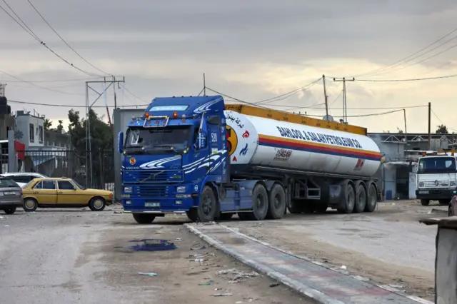 Gazze'ye bugün 23 bin litre yakıt gönderildi ancak İsrail bu yakıtın kullanımını Gazze'ye yardım taşıyan kamyonlar ile sınırlandırdı